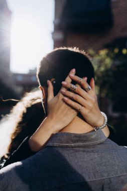 Güzel bir genç çift akşam fotoğraf oturumunda.