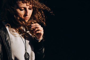 Akşam güneş ışınlarının bir kız portresi.