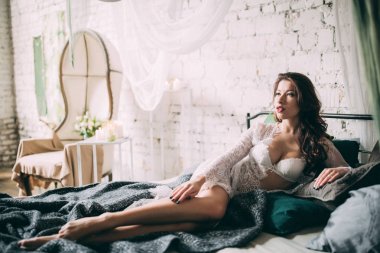 Sabah gelin. Boudoir gelinin. Düğün hazırlıkları. Stüdyo.