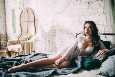 Sabah gelin. Boudoir gelinin. Düğün hazırlıkları. Stüdyo.