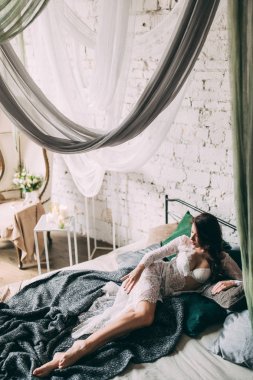 Sabah gelin. Boudoir gelinin. Düğün hazırlıkları. Stüdyo.