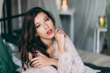 Sabah gelin. Boudoir gelinin. Düğün hazırlıkları. Stüdyo.