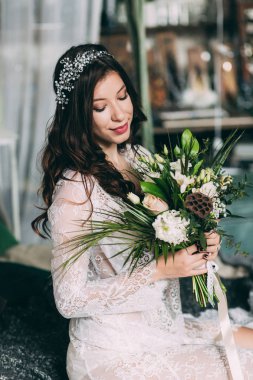 Sabah gelin. Boudoir gelinin. Düğün hazırlıkları. Stüdyo.