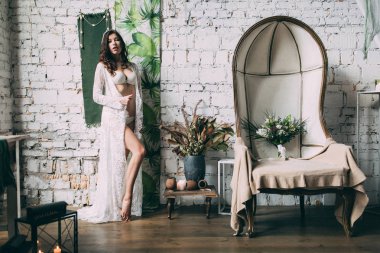 Sabah gelin. Boudoir gelinin. Düğün hazırlıkları. Stüdyo.