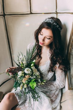 Sabah gelin. Boudoir gelinin. Düğün hazırlıkları. Stüdyo.