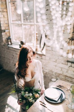 Sabah gelin. Boudoir gelinin. Düğün hazırlıkları. Stüdyo.