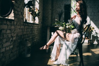 Sabah gelin. Boudoir gelinin. Düğün hazırlıkları. Stüdyo.