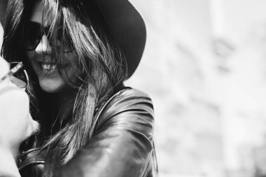 Bahar fotoğraf oturumunda şehrin eski avlularında bulunan güzel bir genç Çift.