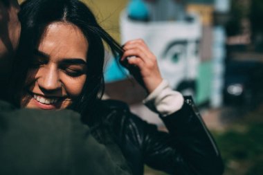 Bahar fotoğraf oturumunda şehrin eski avlularında bulunan güzel bir genç Çift.