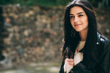 Akşam güneş ışınlarının bir kız portresi.