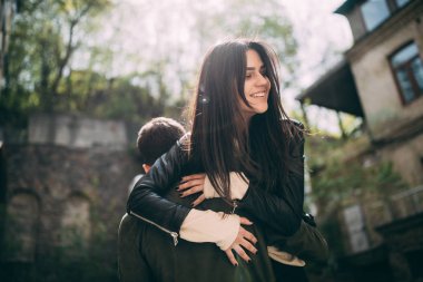 Bahar fotoğraf oturumunda şehrin eski avlularında bulunan güzel bir genç Çift.