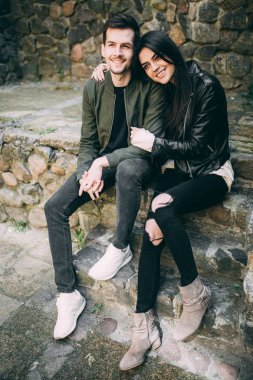 Bahar fotoğraf oturumunda şehrin eski avlularında bulunan güzel bir genç Çift.