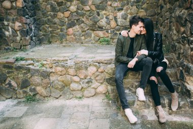 Bahar fotoğraf oturumunda şehrin eski avlularında bulunan güzel bir genç Çift.