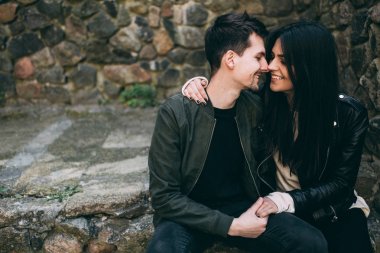 Bahar fotoğraf oturumunda şehrin eski avlularında bulunan güzel bir genç Çift.