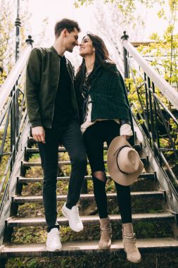 Bahar fotoğraf oturumunda şehrin eski avlularında bulunan güzel bir genç Çift.