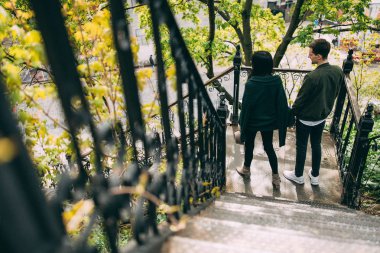 Bahar fotoğraf oturumunda şehrin eski avlularında bulunan güzel bir genç Çift.