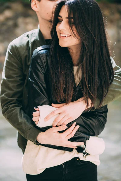 Sesión Fotos Primavera Una Hermosa Pareja Joven Los Viejos Patios —  Fotos de Stock