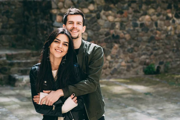 Sesión Fotos Primavera Una Hermosa Pareja Joven Los Viejos Patios — Foto de Stock