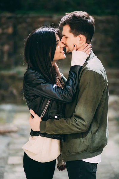 Bahar fotoğraf oturumunda şehrin eski avlularında bulunan güzel bir genç Çift.