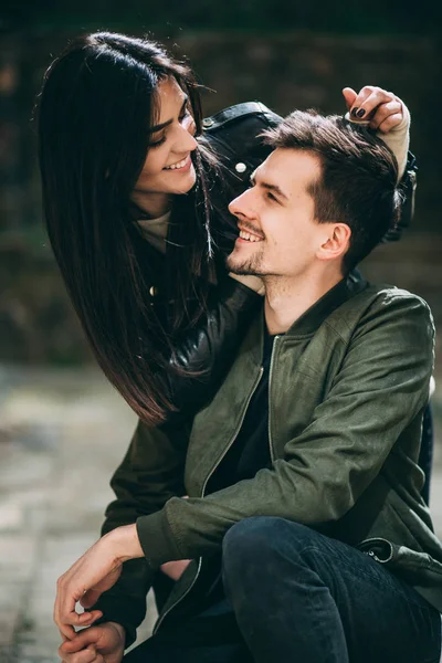 Sesión Fotos Primavera Una Hermosa Pareja Joven Los Viejos Patios —  Fotos de Stock