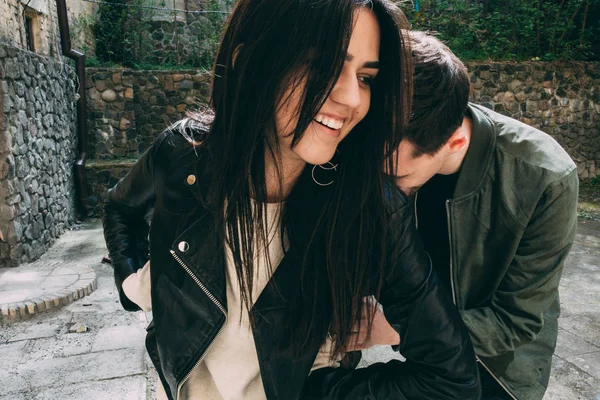 Sesión Fotos Primavera Una Hermosa Pareja Joven Los Viejos Patios — Foto de Stock