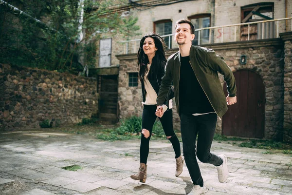 Sesión Fotos Primavera Una Hermosa Pareja Joven Los Viejos Patios — Foto de Stock