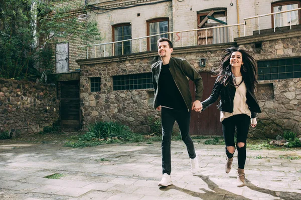 Sesión Fotos Primavera Una Hermosa Pareja Joven Los Viejos Patios —  Fotos de Stock