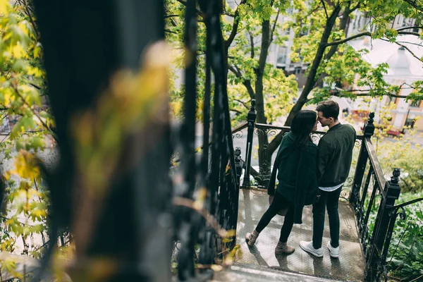 Sesión Fotos Primavera Una Hermosa Pareja Joven Los Viejos Patios — Foto de Stock