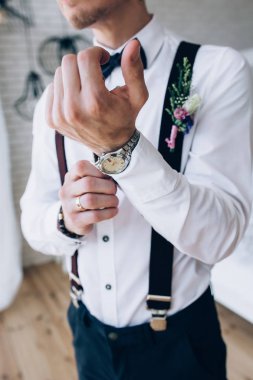 Bir toplantı gelinle damat hazırlanması.