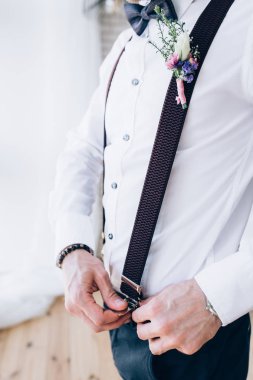 Bir toplantı gelinle damat hazırlanması.