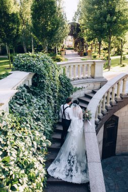 Yeni evliler doğada yürüyüş.