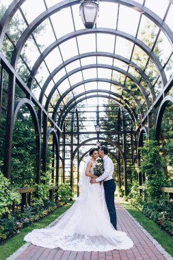 Yeni evliler doğada yürüyüş.