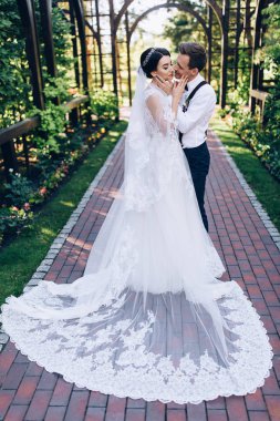 Yeni evliler doğada yürüyüş.