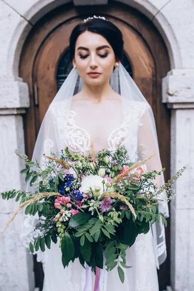 Eine Braut Weißen Kleid Hält Einen Wunderschönen Brautstrauß Der Hand — Stockfoto