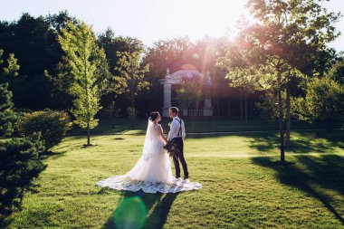 Yeni evliler doğada yürüyüş.