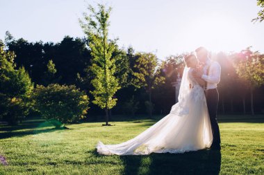 Yeni evliler doğada yürüyüş.