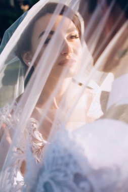 Gelin beyaz gelinlik içinde .