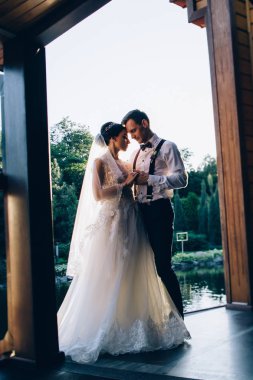 Gölet yeni evliler akşam yürüyüşü.