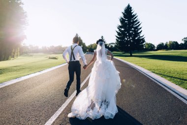 Yeni evliler doğada bir yaz yürüyüş.