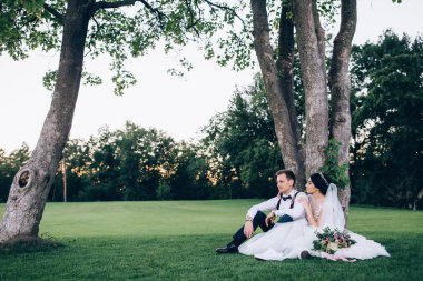 Yeni evliler doğada bir yaz yürüyüş.