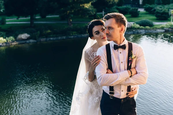 Caminhada Noturna Dos Recém Casados Lago — Fotografia de Stock