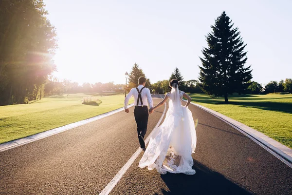 自然の中の新婚夫婦の夏の散歩 — ストック写真