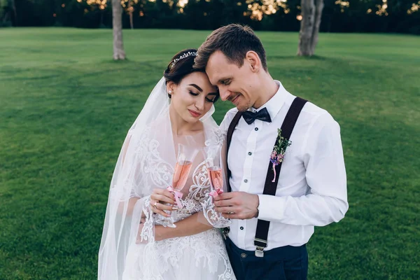 Passeio Verão Dos Recém Casados Natureza — Fotografia de Stock