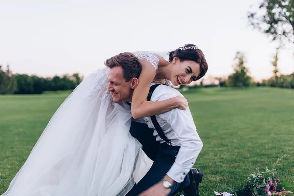 Passeio Verão Dos Recém Casados Natureza — Fotografia de Stock