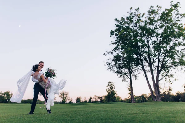 Passeio Verão Dos Recém Casados Natureza — Fotografia de Stock