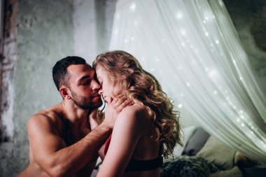 genç bir çift romantik akşam.