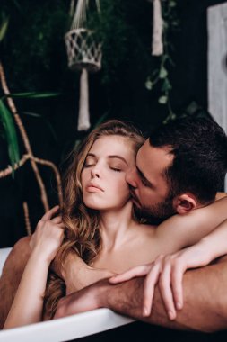 Sevgi dolu bir genç evli çift banyoda zevklerini.