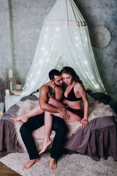 genç bir çift romantik akşam.