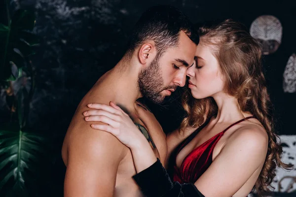 genç bir çift romantik akşam.