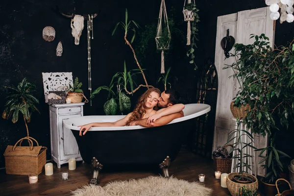 Los Placeres Amorosos Una Joven Pareja Casada Baño — Foto de Stock